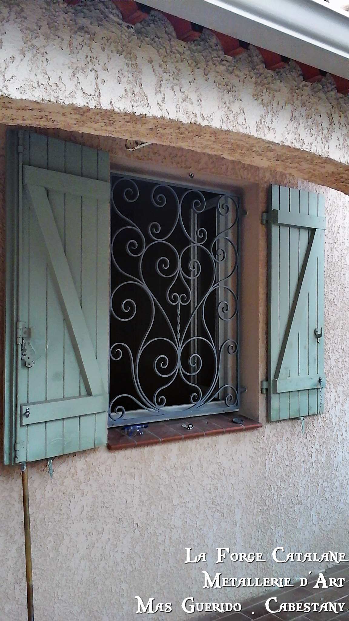 grille protection volutes coeur fer Forge Catalane Cabestany (2).jpg